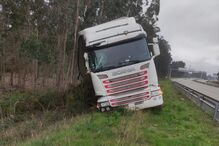 Camião despista-se na A1, entre Feira e Estarreja
