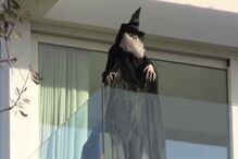 Shakira colocou uma bruxa na varanda, em direção à casa da mãe de Piqué