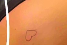 Lucy mostrou o coraçãozinho que tatuou na nádega