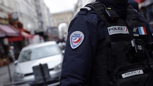 Polícia francesa esvazia mais um campo de migrantes em Paris a três meses das olimpíadas
