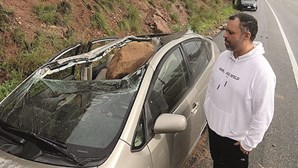 Homem sai de carro segundo antes de rocha cair e esmagar viatura