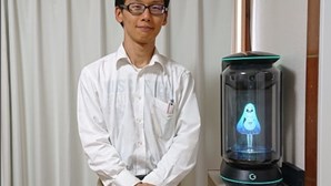 Homem japonês que casou com boneca virtual revela problemas no casamento