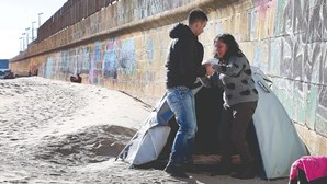 "Nunca pensei estar a viver na rua. Tenho frio e medo": Mãe e filho moram em tenda na praia de Matosinhos