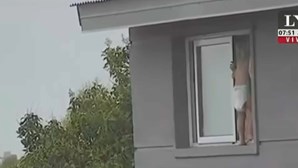 Vizinho salva bebé que caminhava no parapeito de janela no segundo andar de um prédio