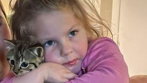 Menina de cinco anos morre engasgada com lanche no banco de trás do carro da mãe