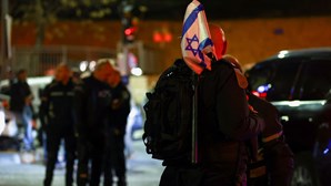 Pelo menos sete mortos em ataque armado contra sinagoga em Jerusalém 
