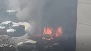 Imagens mostram fogo a consumir carros nos Olivais