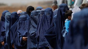 Mulheres afegãs deixam de poder fazer exames de acesso à universidade