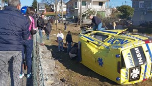 Um ferido em colisão entre carro e ambulância em Felgueiras