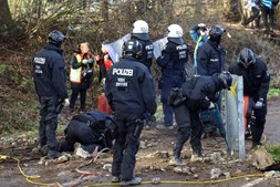 Polícia retira manifestantes de vila abandonada na Alemanha