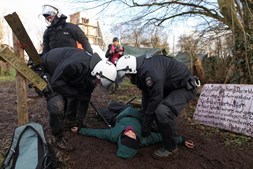 Polícia retira manifestantes de vila abandonada na Alemanha