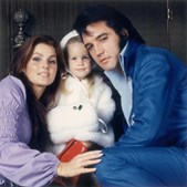 Lisa Marie, com quase dois anos, acompanhada pelo pai, Elvis Presley, e a mãe, Priscilla