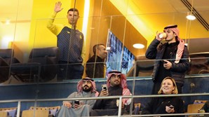 Ronaldo saúda os adeptos antes do jogo do Al-Nassr contra o Al-Tai, a seis de janeiro 