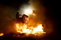 Cavalos atravessam as chamas para ficarem “purificados”