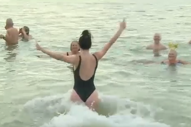 Centenas dão o primeiro mergulho do ano na praia da Fuseta em Olhão