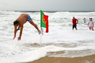 Primeiro mergulho do ano em Carcavelos