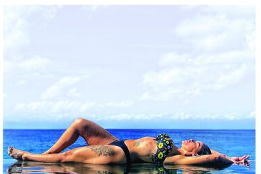 Vanessa Silva repousa frente ao mar de Cozumel, no México