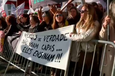 Milhares de professores manifestam-se em frente ao Ministério da Educação