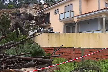 Autoridades investigam retirada de pedras em terreno junto a moradia atingida por deslizamento de terras