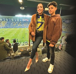 Georgina Rodríguez curte férias com Cristiano Ronaldo e aposta em look  grifado - Vogue