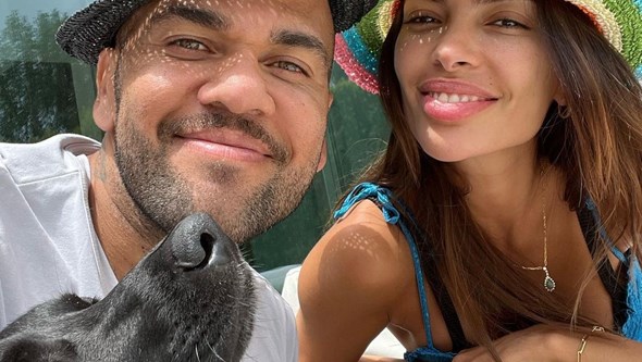 Mulher de Dani Alves apaga fotos com o marido das redes sociais após caso de violação