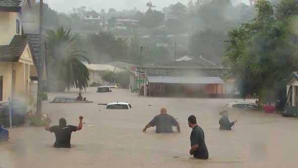 Água pelo peito e carros submersos: Chuvas torrenciais deixam parte da cidade de Auckland inundada