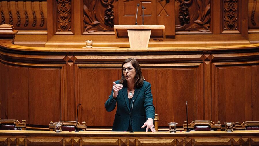 Completamente sozinha ontem no Parlamento, Ana Catarina Mendes assumiu a defesa do Governo contra os ataques da oposição
