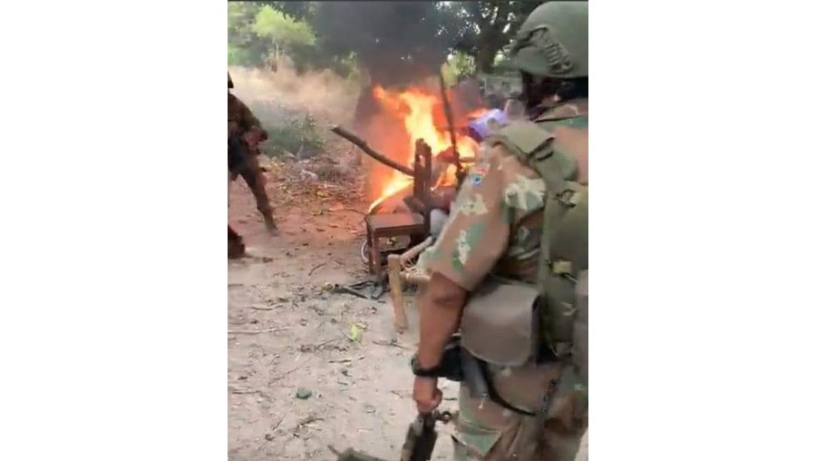 Soldados a queimarem cadáveres