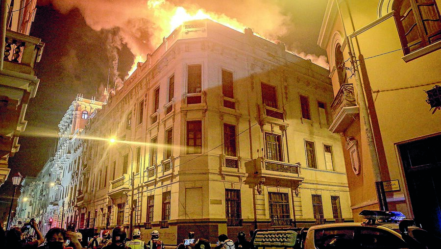Um prédio no centro histórico de Lima, capital do Peru, foi incendiado