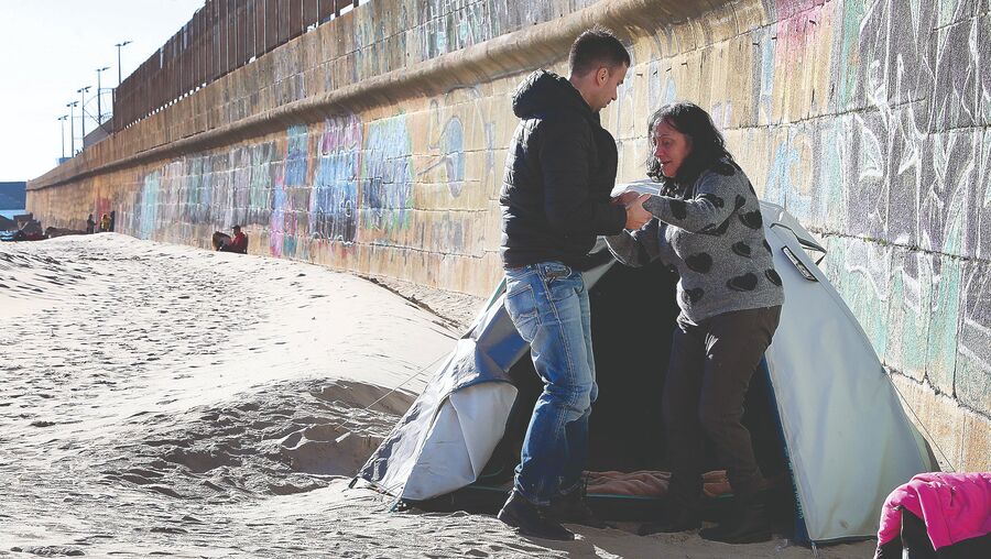 "Nunca pensei estar a viver na rua. Tenho frio e medo": Mãe e filho moram há quatro meses em tenda na praia de Matosinhos