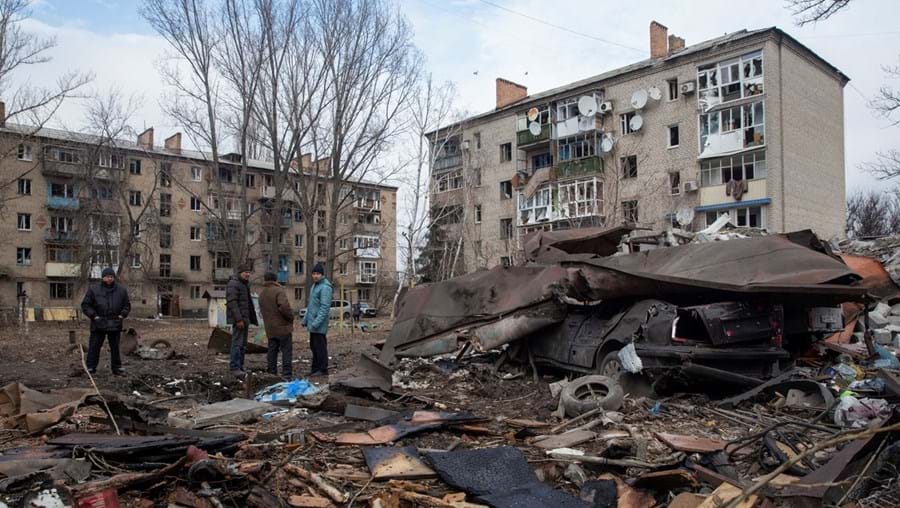 Destroços do bombardeamento russo na cidade de Kostiantynivka, que destruiu quatro blocos de apartamentos e um hotel