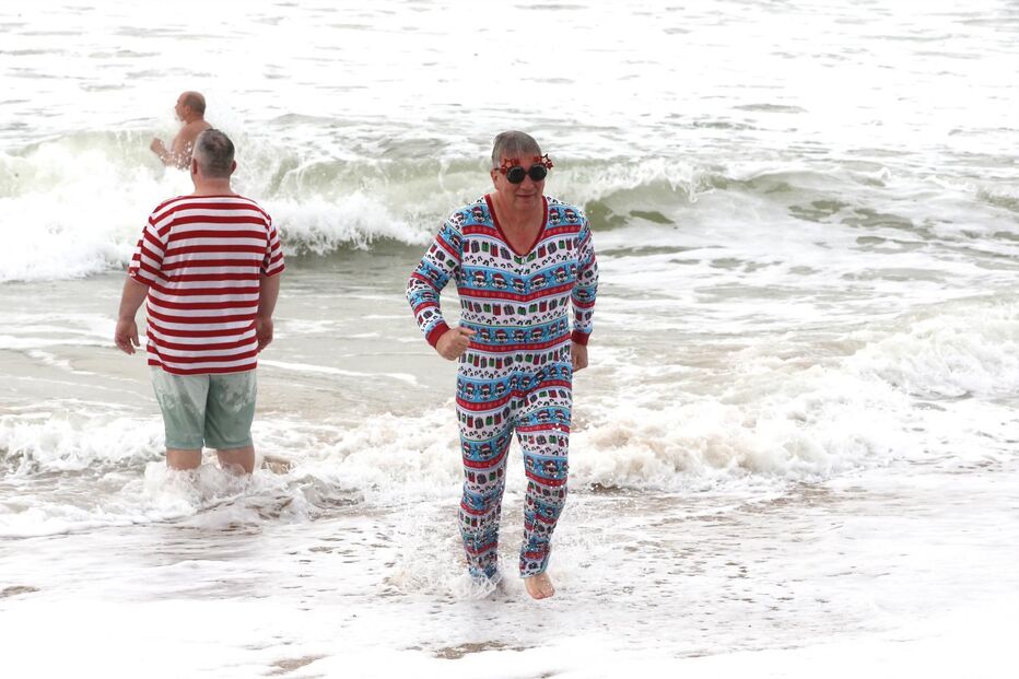 Primeiro mergulho do ano em Carcavelos