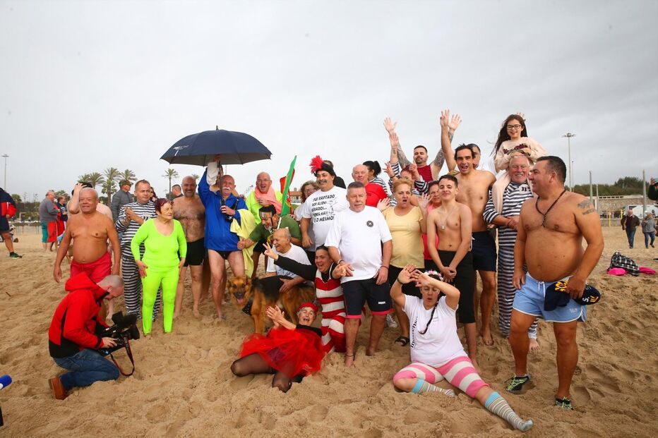 Primeiro mergulho do ano em Carcavelos