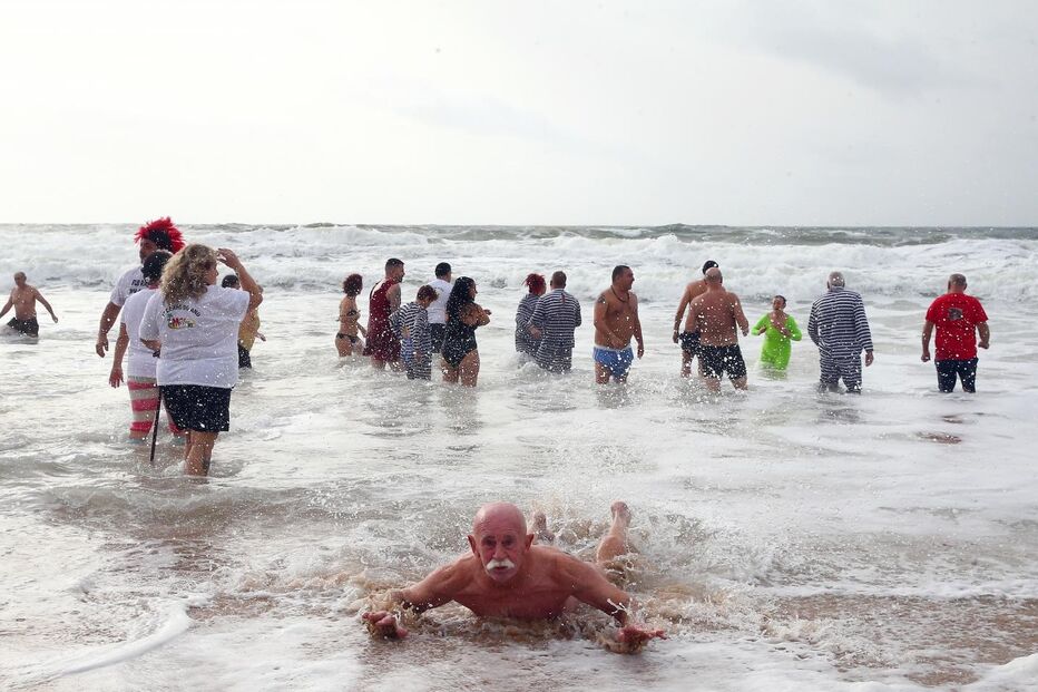 Primeiro mergulho do ano em Carcavelos