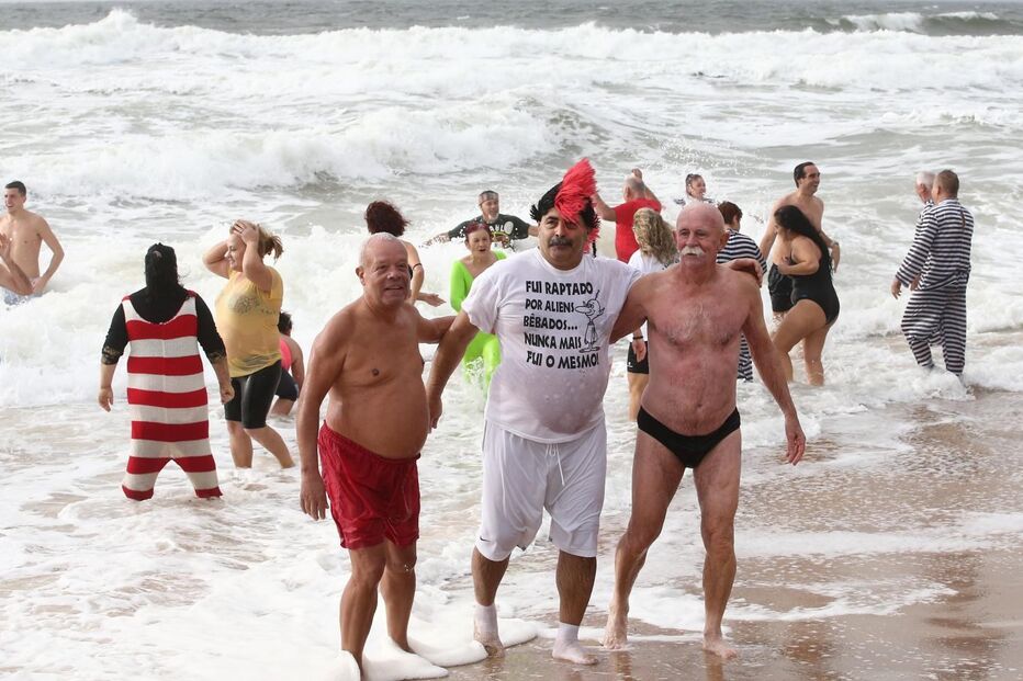 Primeiro mergulho do ano em Carcavelos