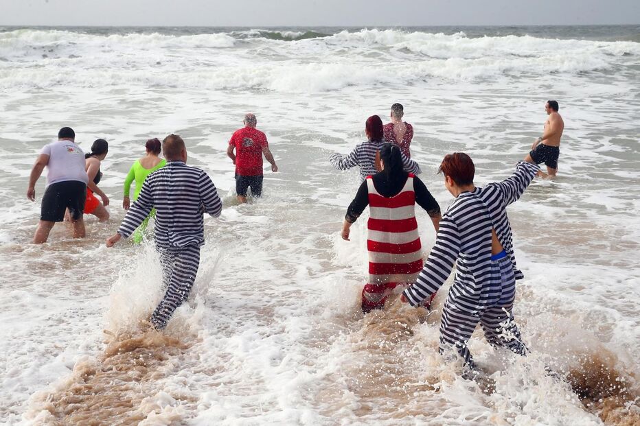 Primeiro mergulho do ano em Carcavelos