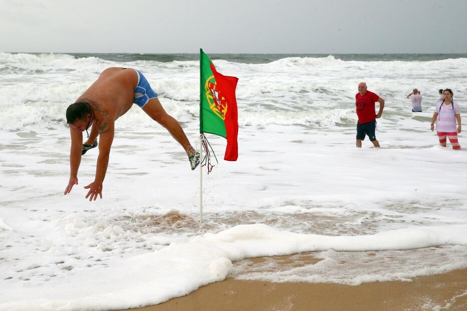 Centenas de banhistas cumpriram a tradição de dar o primeiro mergulho do ano a 1 de janeiro em Carcavelos