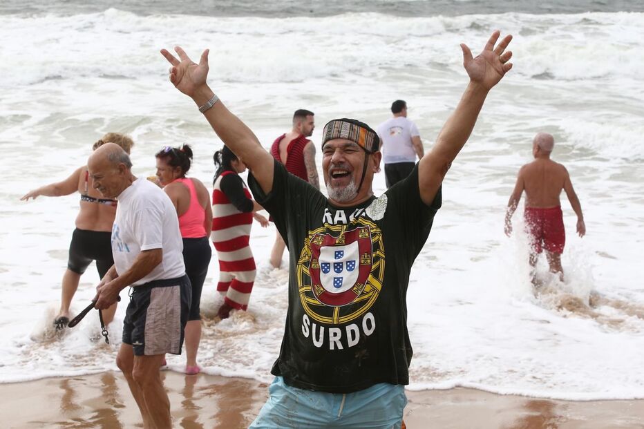 Centenas de banhistas cumpriram a tradição de dar o primeiro mergulho do ano a 1 de janeiro em Carcavelos