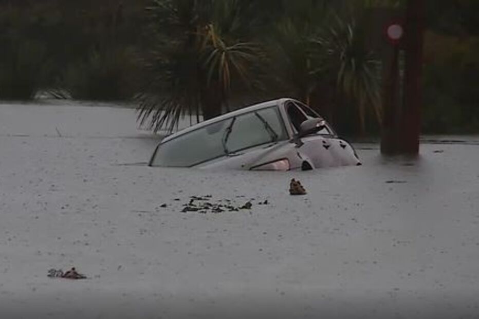 Carro submerso em Viana