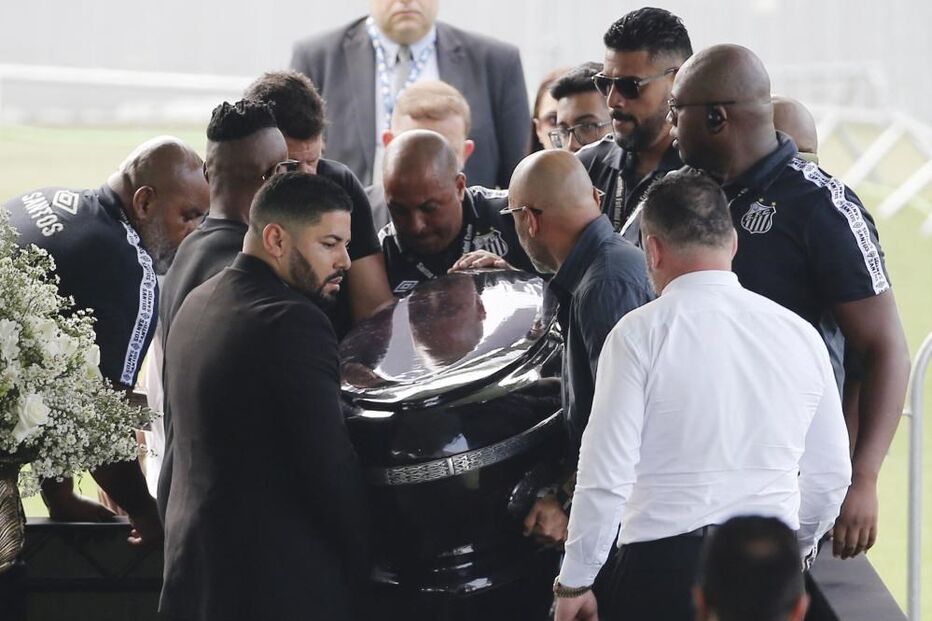 Caixão de Pelé a ser transportado para local do velório