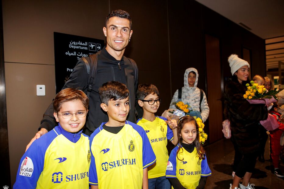 Cristiano Ronaldo recebido por fãs em Riade