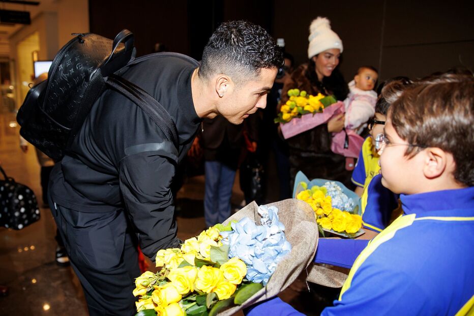 Cristiano Ronaldo recebido por fãs em Riade