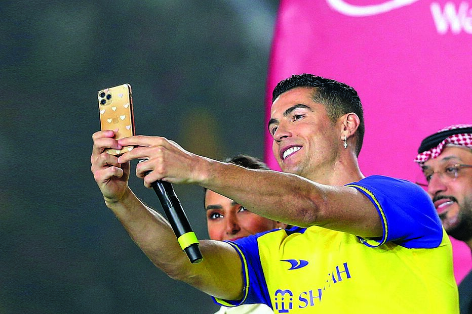 Cristiano Ronaldo recebido por 30 mil adeptos eufóricos no estádio do Al Nassr