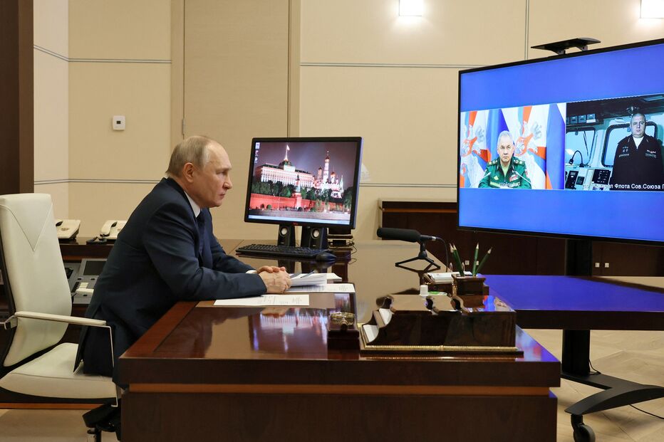 Presidente Vladimir Putin participa na cerimónia de lançamento da fragata Almirante Gorshkov para a missão de combate
