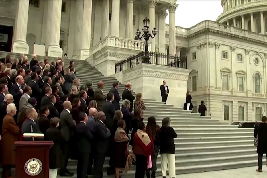 Democratas dos EUA prestam homenagem às vítimas da invasão do Capitólio