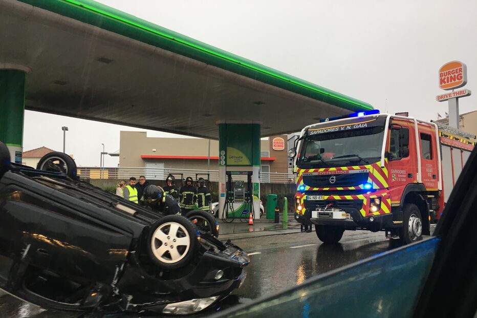 Mulher ferida em despiste seguido de capotamento em Vila Nova de Gaia 