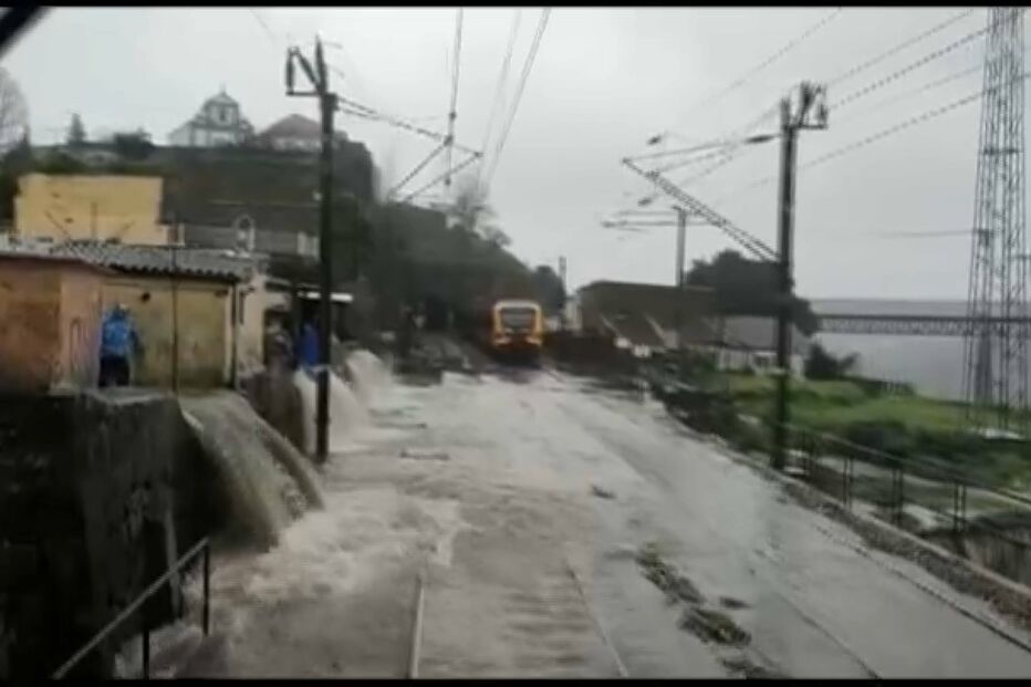 Suspensa circulação de comboios entre as estações de São Bento e Campanhã devido a enchente na ferrovia