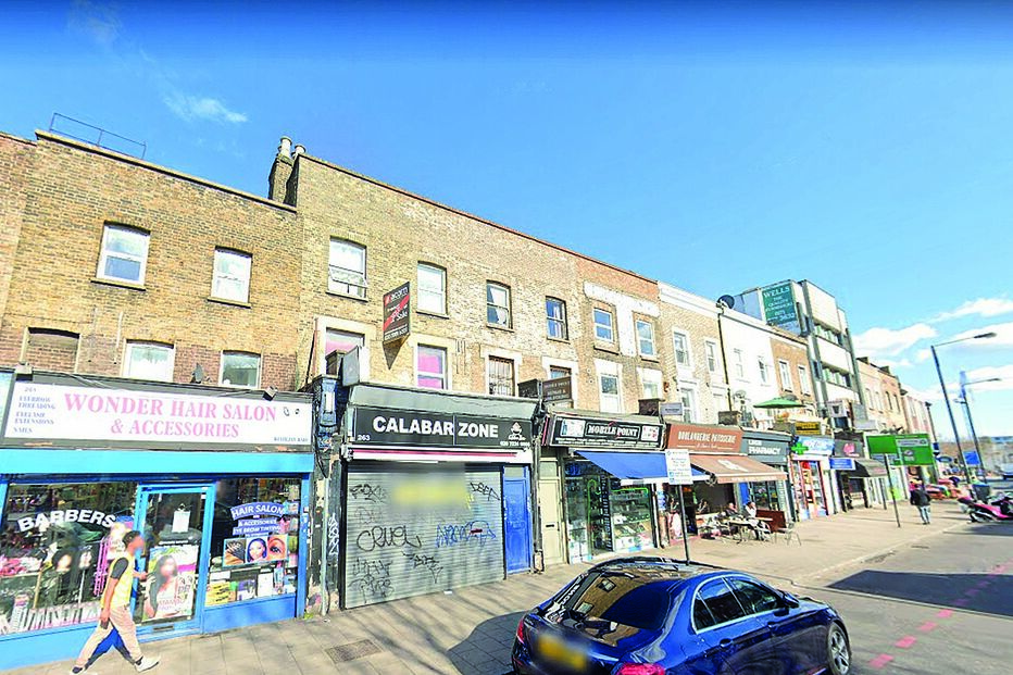 Incêndio no restaurante Calabar Zone, em Londres, alastrou-se a todo o prédio em dois minutos