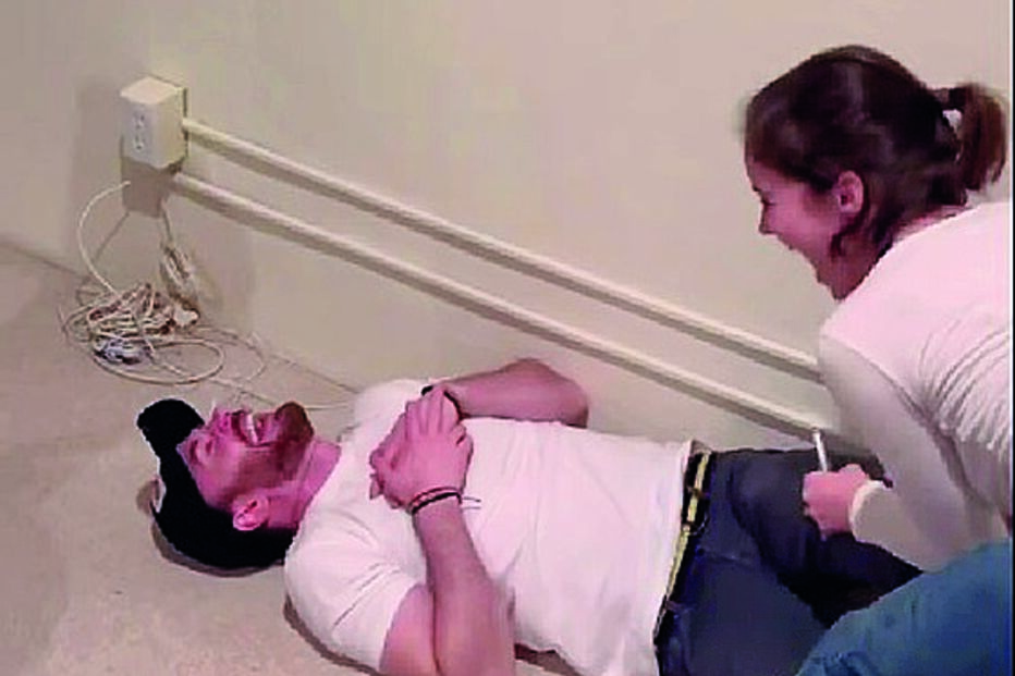 Um dos momentos em que a portuguesa assusta o ator