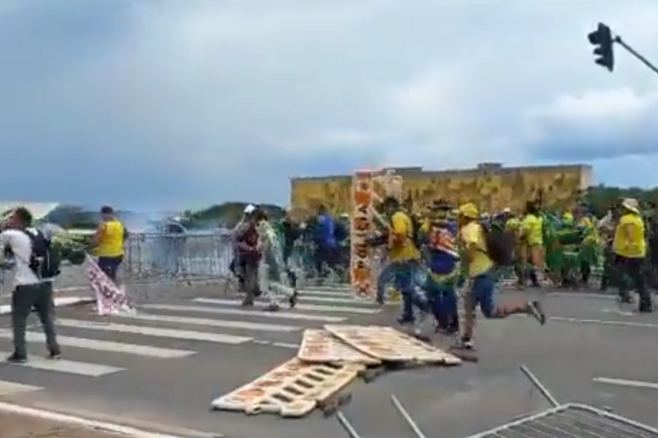 Apoiantes de Bolsonaro invadem Congresso Nacional em Brasília
